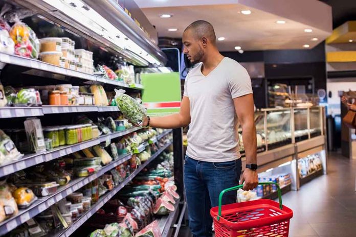 Americans Opt for Cheaper Groceries as Inflation Skyrockets