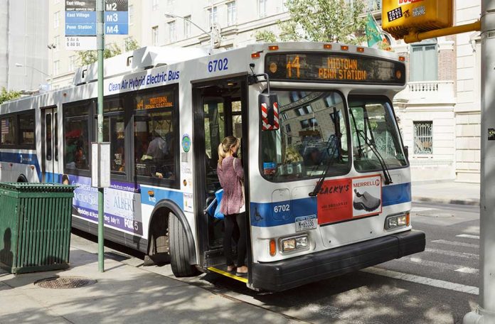 New,York,,New,York,,Usa,-,July,10,,2011:,A 29 Die After Bus Plunges Into 75ft Gulch