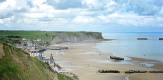 Beachgoers Barely Escape Cliff Collapse